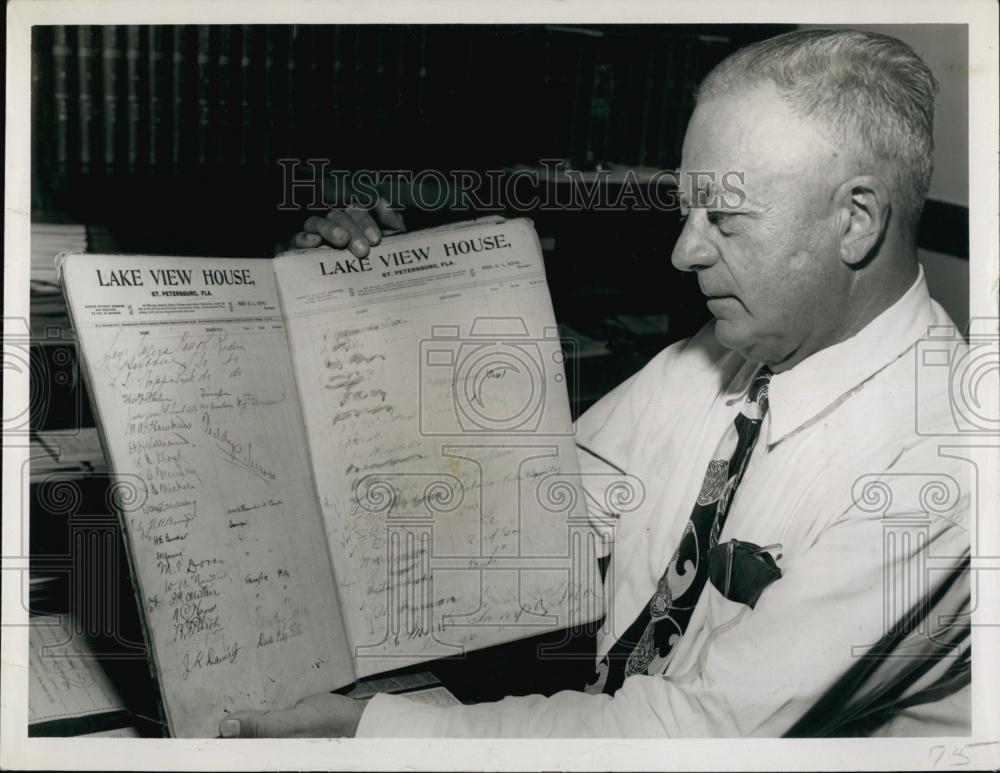 1952 Press Photo AttyWilliam Tippetts with Register record of Lake View Hotel - Historic Images