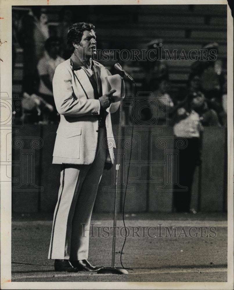 1976 Press Photo Peter Palmer singing the National Anthem in a Football Stadium - Historic Images