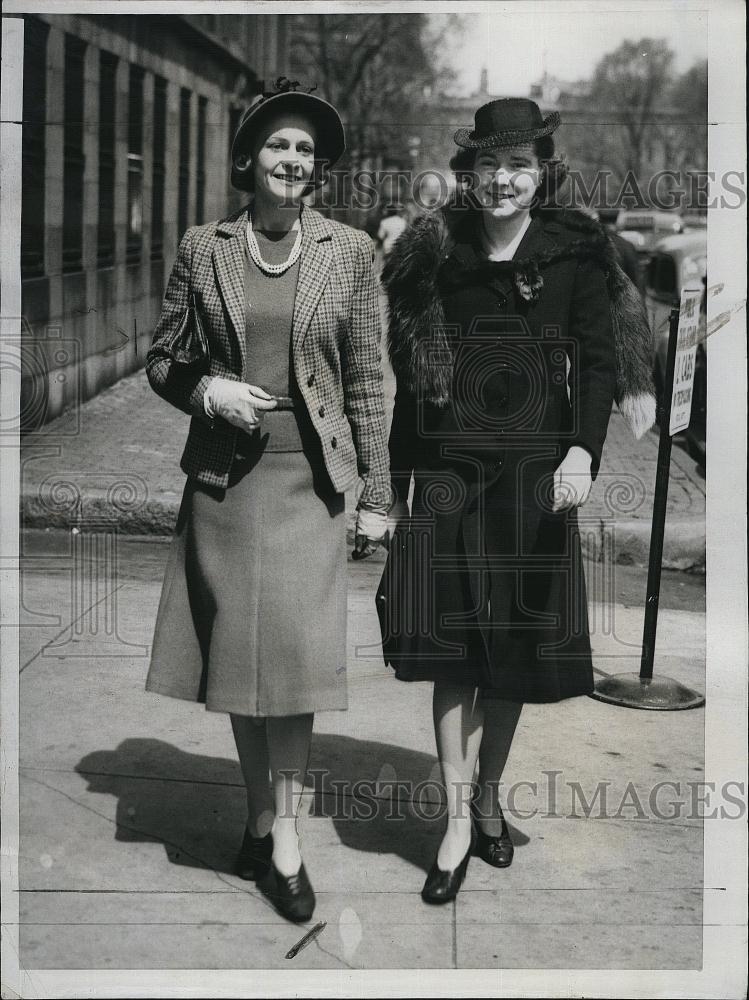 1940 Press Photo Olive Perry &amp; Peggy Caper Assist Metro Opera Fundraiser - Historic Images