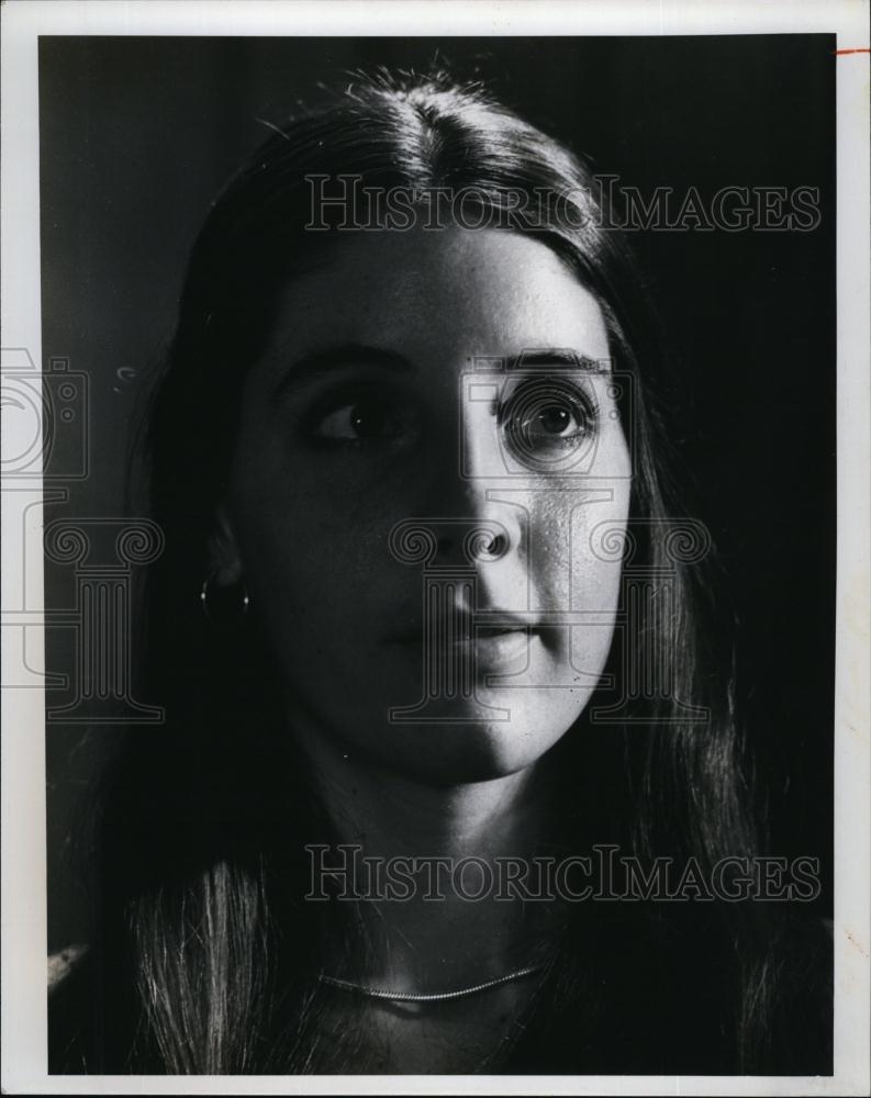 1976 Press Photo Evamarie Pappas, Hatchet Lighting, Photography, Walter Engel - Historic Images