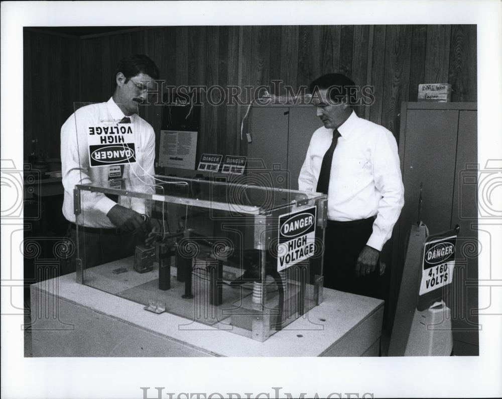 1990 Press Photo Ron &amp; Tom Chapman of Advanced Protection Tech - RSL99489 - Historic Images