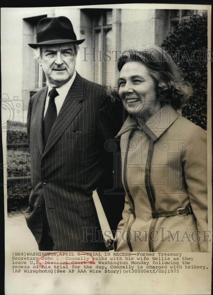 1975 Press Photo Former Treasury Secretary John Connally, &amp; Wife Leave Court - Historic Images