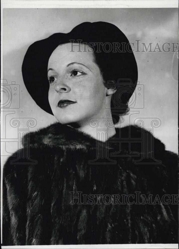 Press Photo Mrs Frances Cove Walton widow of Paul Walton Modeling - RSL01163 - Historic Images