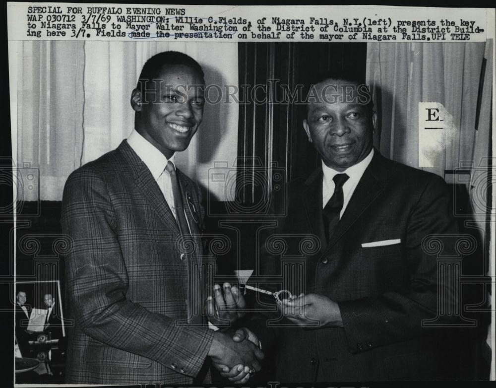 1969 Press Photo Walter Washington Mayor District of Columbia Willis C Fields - Historic Images