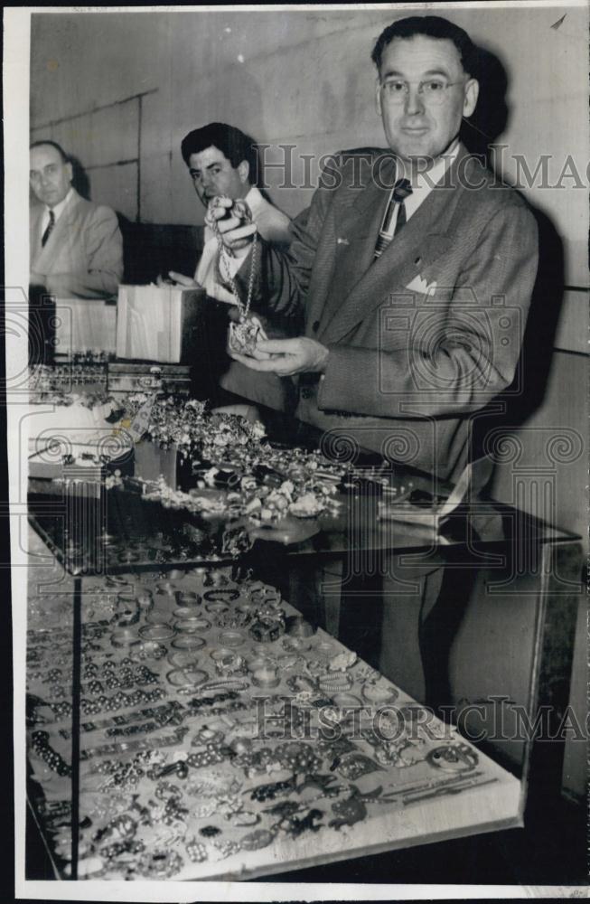 1952 Press Photo Police Chief James Condie Alhambra Holds Up Recovered Necklace - Historic Images