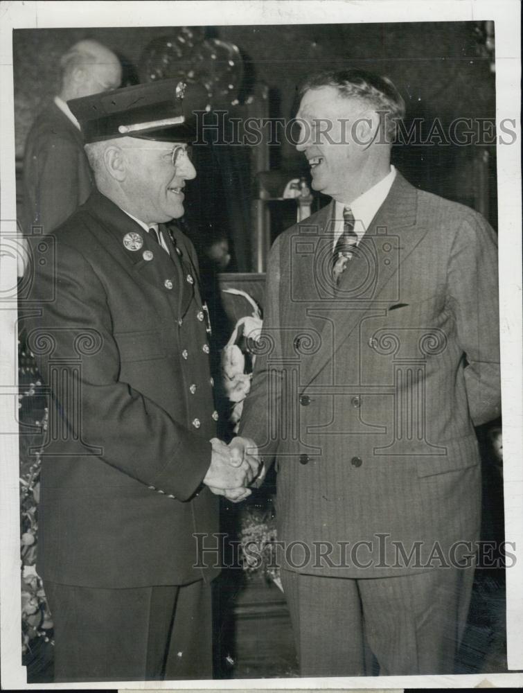 1947 Press Photo Retired Chief Herman Gutheim & New Fire Chief John Collins - Historic Images