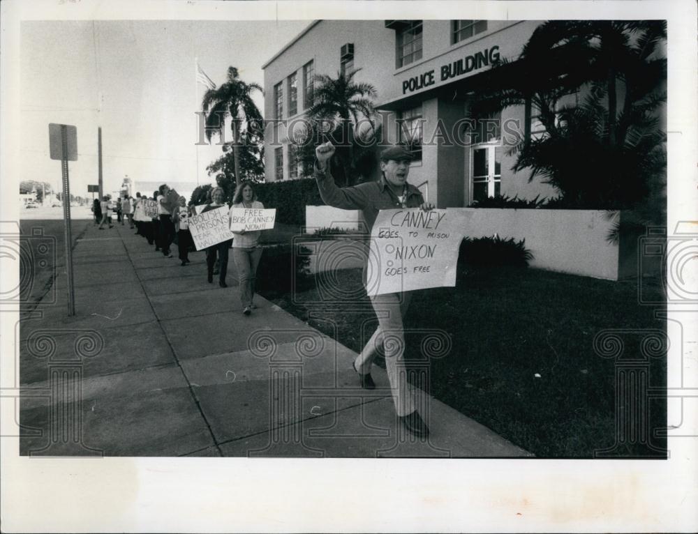 1978 Press Photo Vincent Canney Demonstrates Illegal Arrest of Vincent Canney - Historic Images