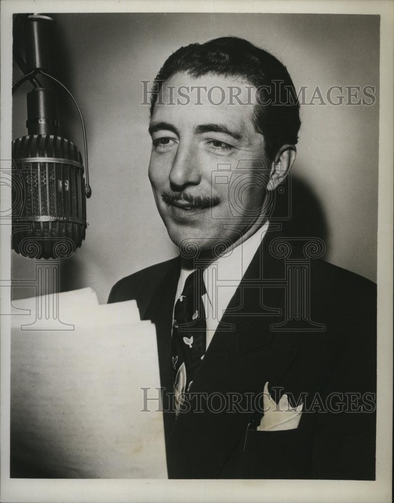 1949 Press Photo Producer Les Mitchel Director Of "Skippy Hollywood Theater" - Historic Images