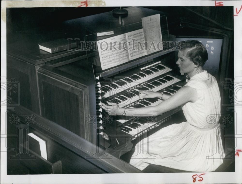 1968 Press Photo Mrs Miklos, organist at Pasadena Community Church - RSL69889 - Historic Images