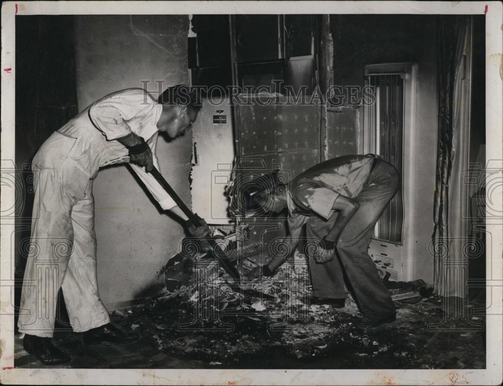 1951 Press Photo Firemen Shovel Rubble From Scene OF Fire That Killed Woman - Historic Images