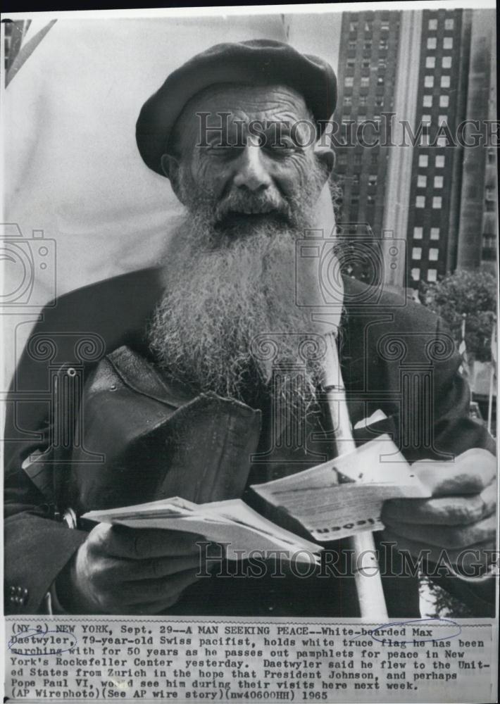 1965 Press Photo Max Daetwyler Swiss Pacifist Marches Pamphlets Peace Activist - Historic Images