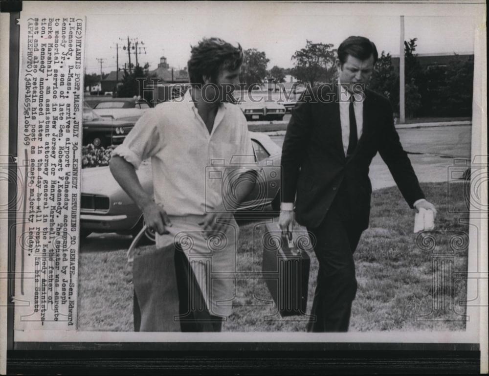 1969 Press Photo Senator Edward M Kennedy arrives at airport Joseph Kennedy Jr - Historic Images