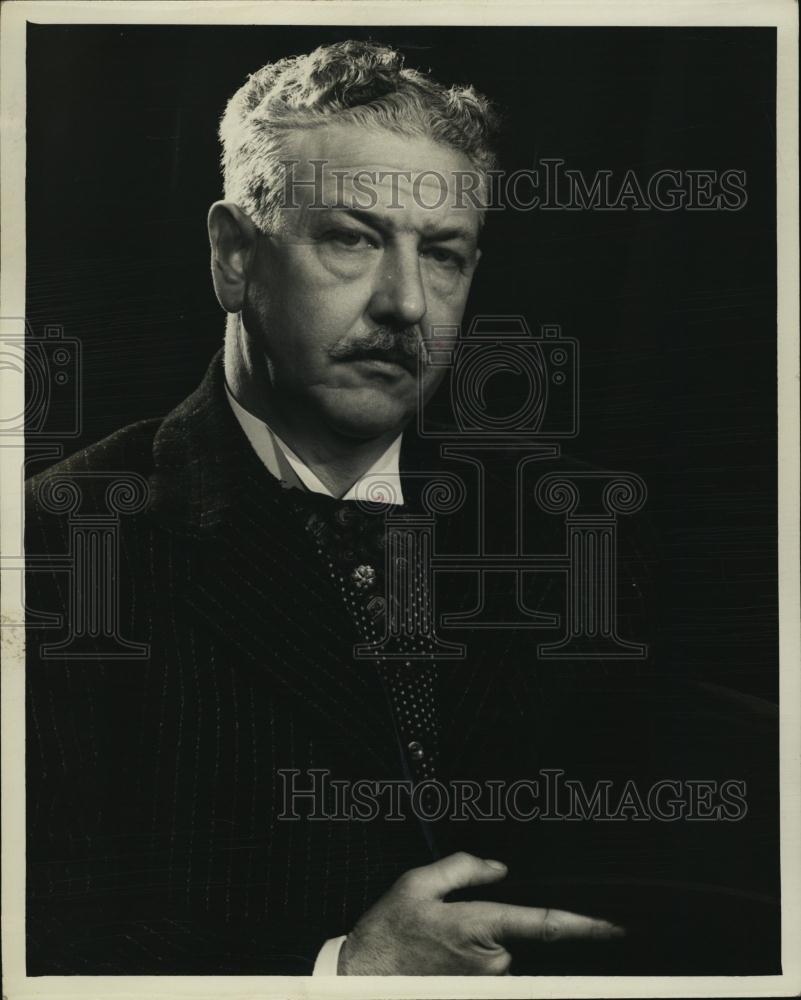 1949 Press Photo Actor Forrest Wellings In &quot;Clarence Day&quot; - RSL43317 - Historic Images