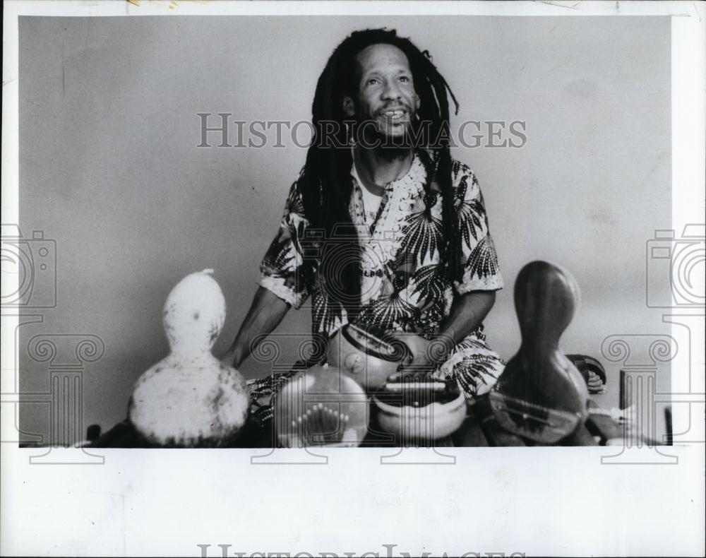 1989 Press Photo Claude Kennedy playing his collection of kalimbas - RSL95829 - Historic Images