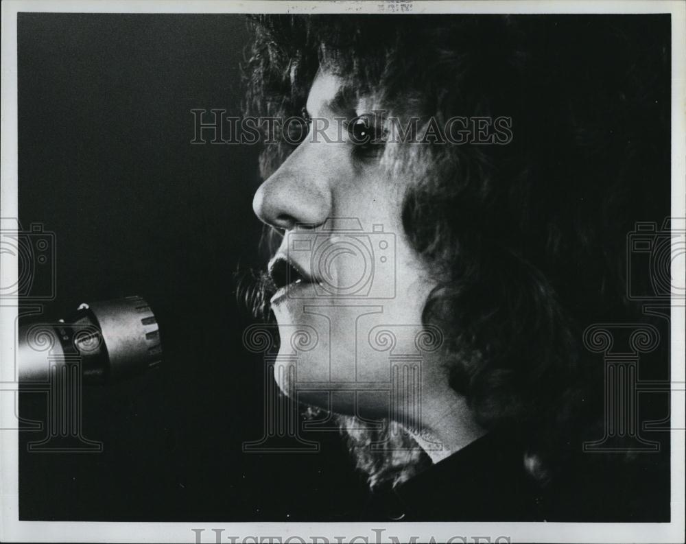 1982 Press Photo Folk singer at a concert in Boston - RSL86695 - Historic Images