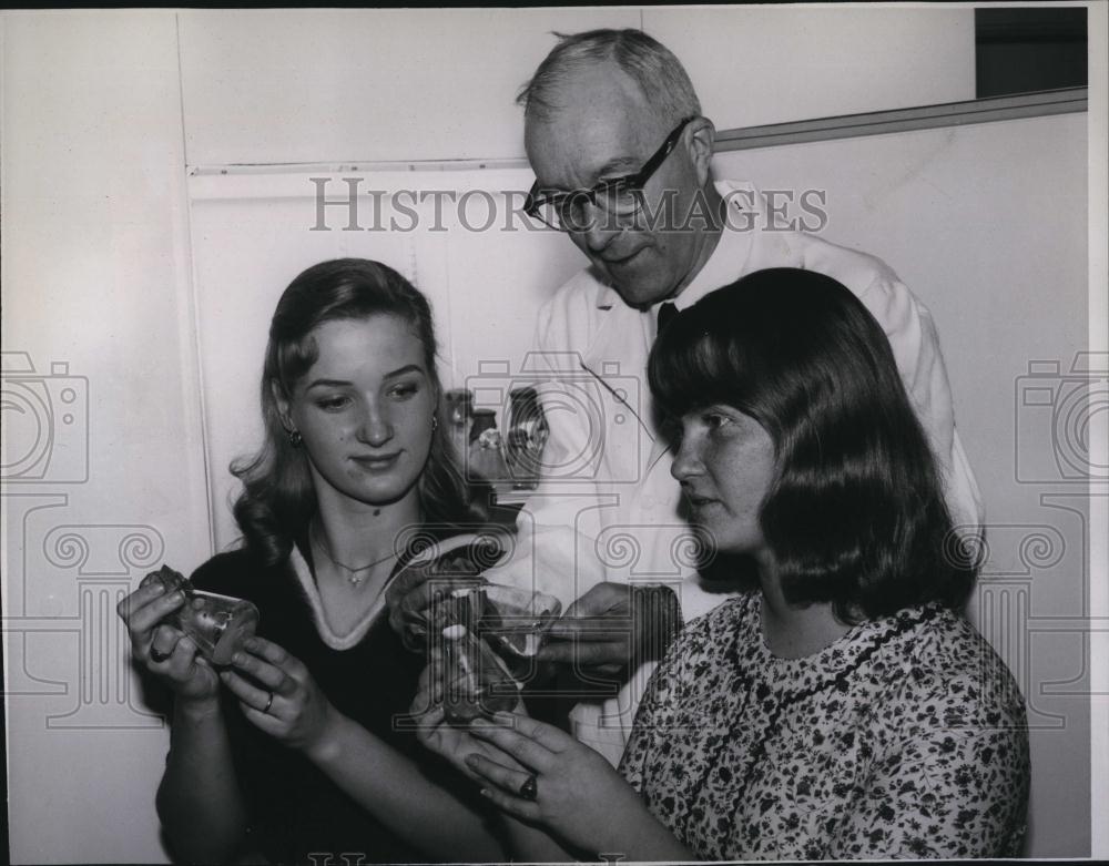 1965 Press Photo Students P Widtfeldt and L Dickey and Asst Dean R Brillhart - Historic Images