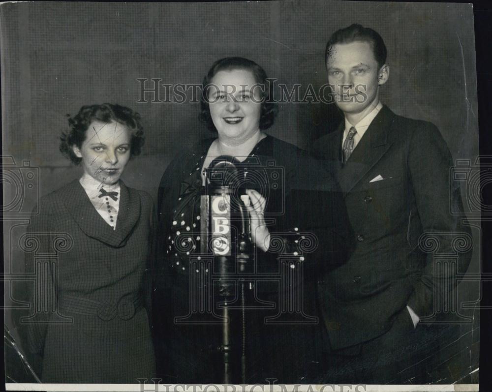 1946 Press Photo Gabriel Kate Smith,Marie Fowler &amp; James Farrell - RSL04895 - Historic Images