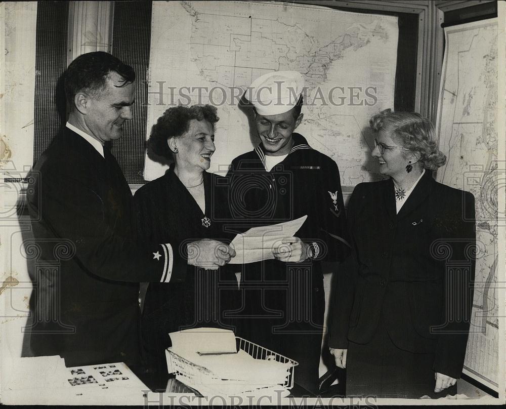 1950 Press Photo Son of a Navy mother &#39;s Club received sendoff from his mother - Historic Images