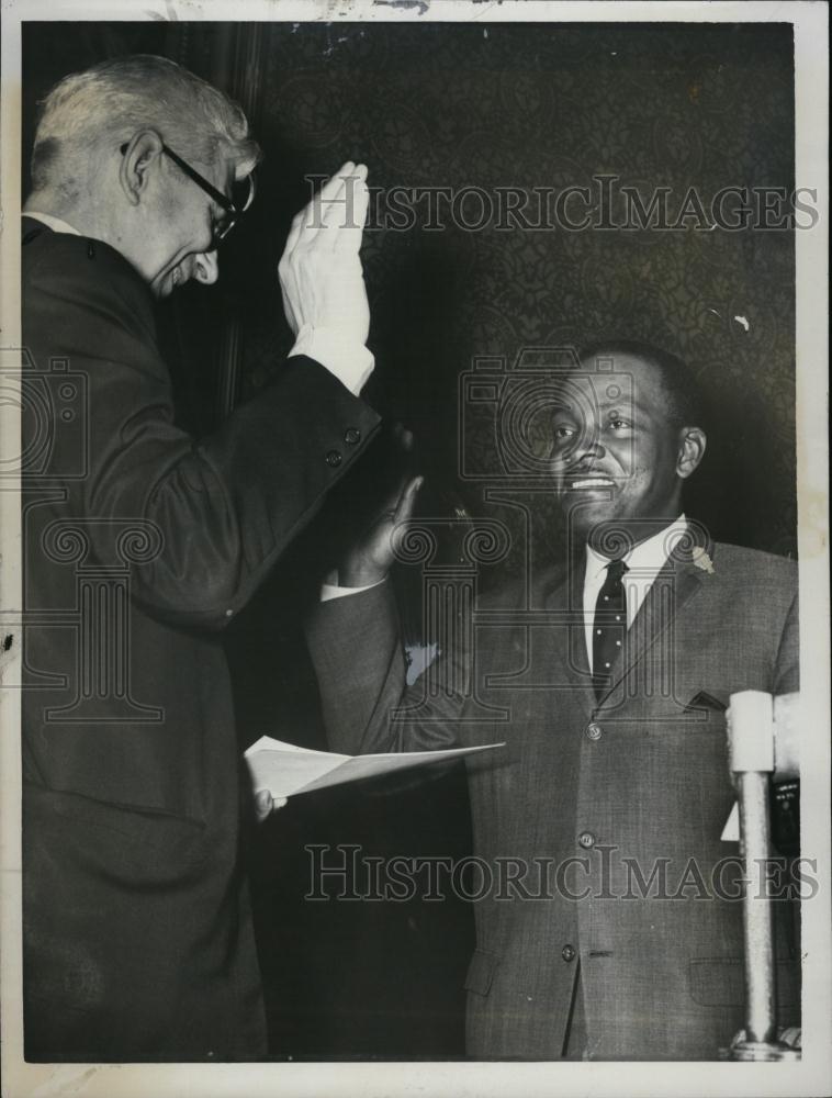 1966 Press Photo Vice Mayor Thomas Coates Being Sworn In By Thomas McNamara - Historic Images