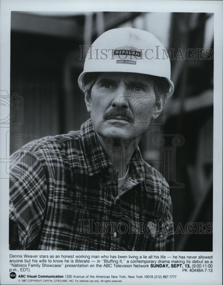 1987 Press Photo Bluffing It Film Actor Dennis Weaver Construction Worker Scene - Historic Images