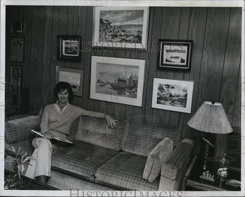 1978 Press Photo Janice James Sits In Living Room Decorated With Her Artwork - Historic Images