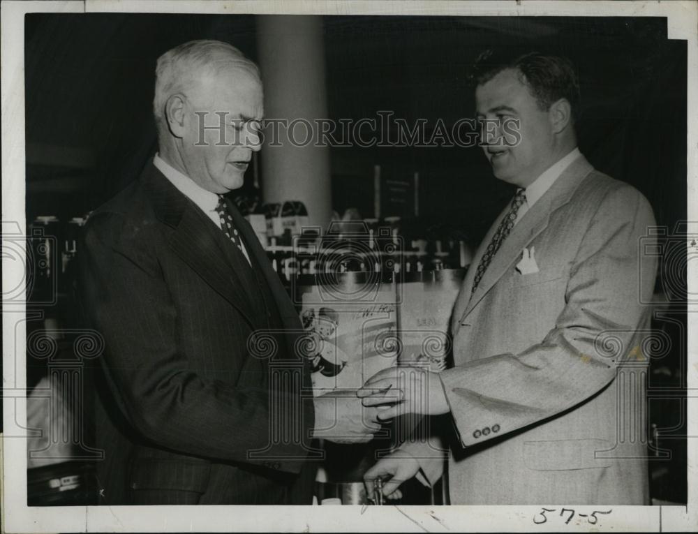 1950 Press Photo Commissioner of Agriculture John Chandler with Arthur Mitton - Historic Images