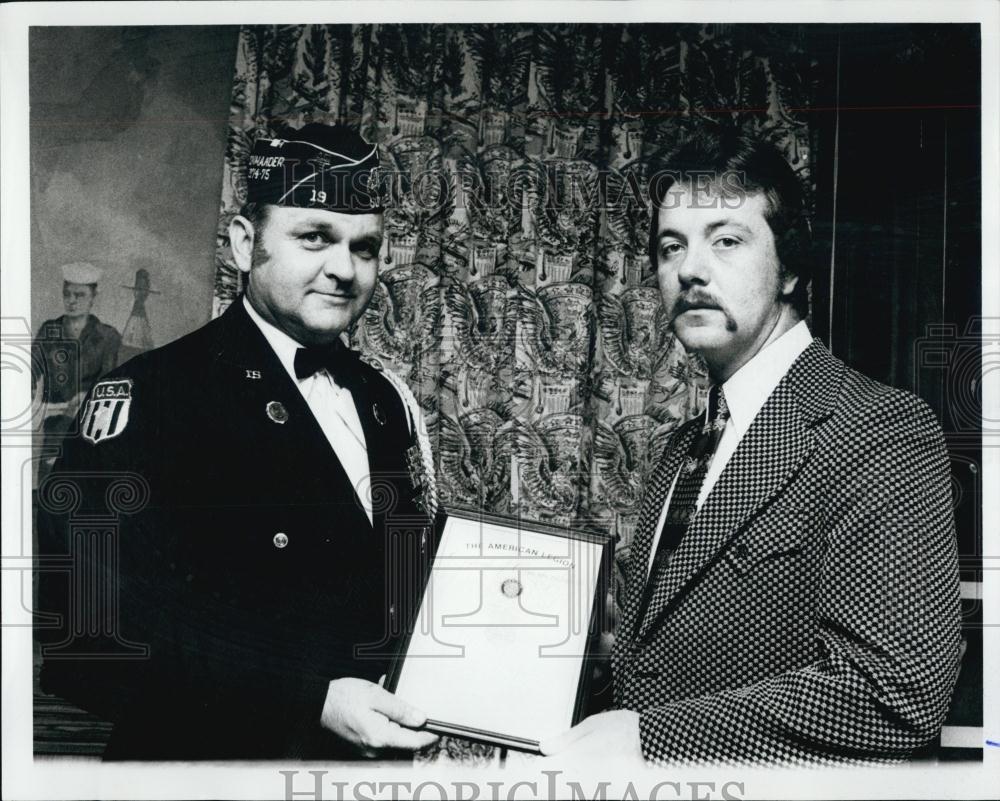 1974 Press Photo Ptl Ed Fualkner receives citation for heroic service Police - Historic Images