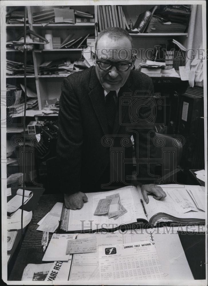 1971 Press Photo Roger Milss Presides at his desk AP Mills Store - RSL83385 - Historic Images