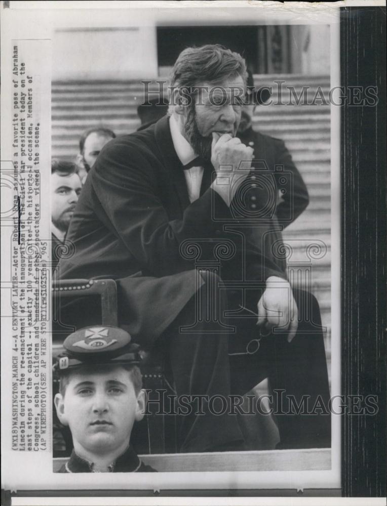 1965 Press Photo Actor Robert Ryan Assumes Abraham Lincoln Pose - RSL58979 - Historic Images