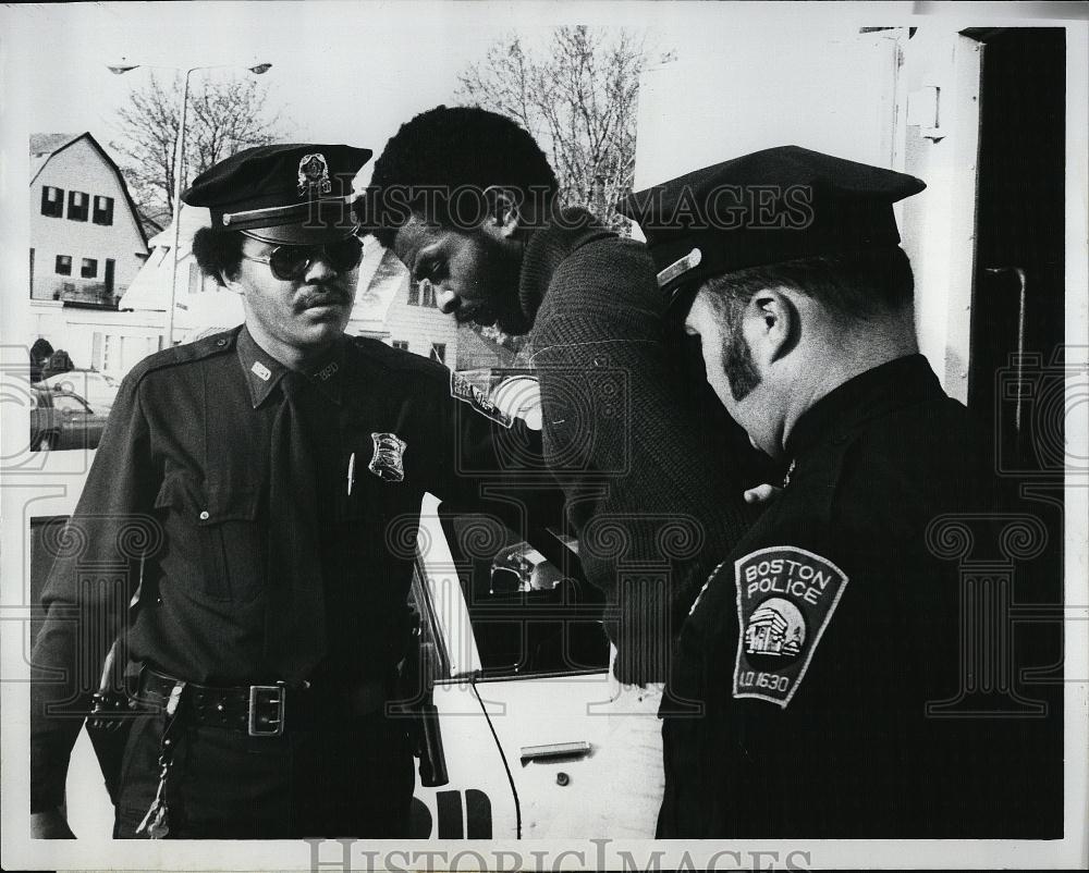 1975 Press Photo Bank Robbery Suspect Ernest Coyne Taken Into Custody - Historic Images