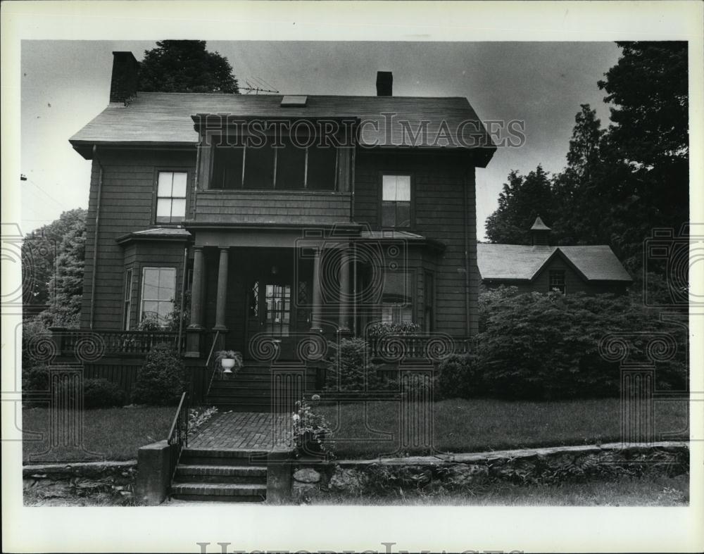 1985 Press Photo Water Sewer Commission put notice out Councilor Tierney&#39;s home - Historic Images