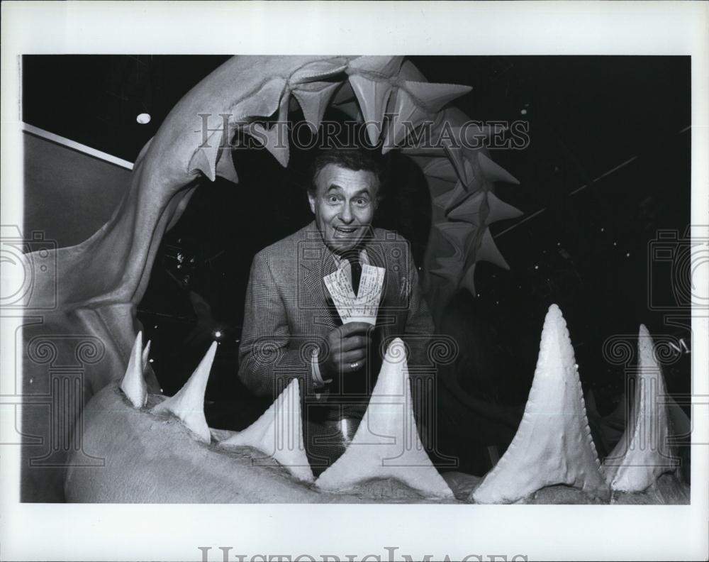 1995 Press Photo Frank Avrush Entertain meets great white shark at Museum - Historic Images