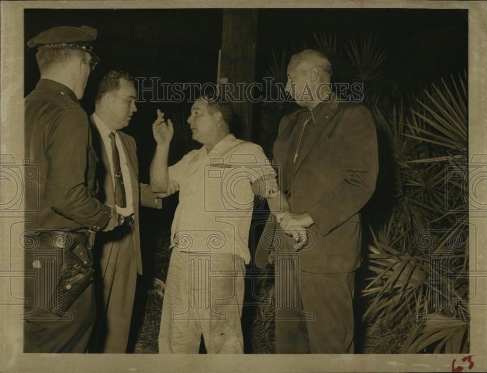 Press Photo Milton Eugene Reeves talking to police - RSL96763 - Historic Images