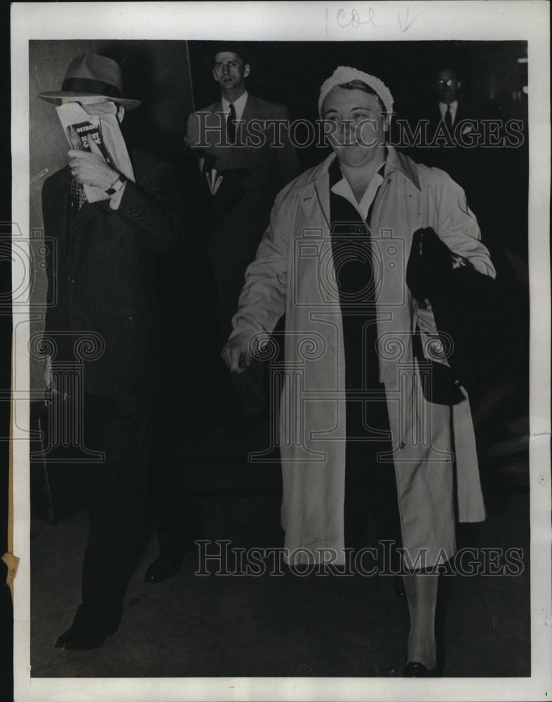 1942 Press Photo Mrs Max (Agnes) Stephan Brought up on Charges by FBI - Historic Images