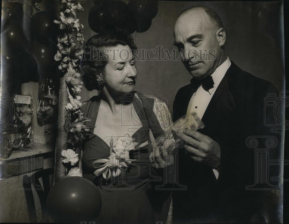 1944 Press Photo Mr And Mrs William M Robertson, Harry Playford - RSL99991 - Historic Images