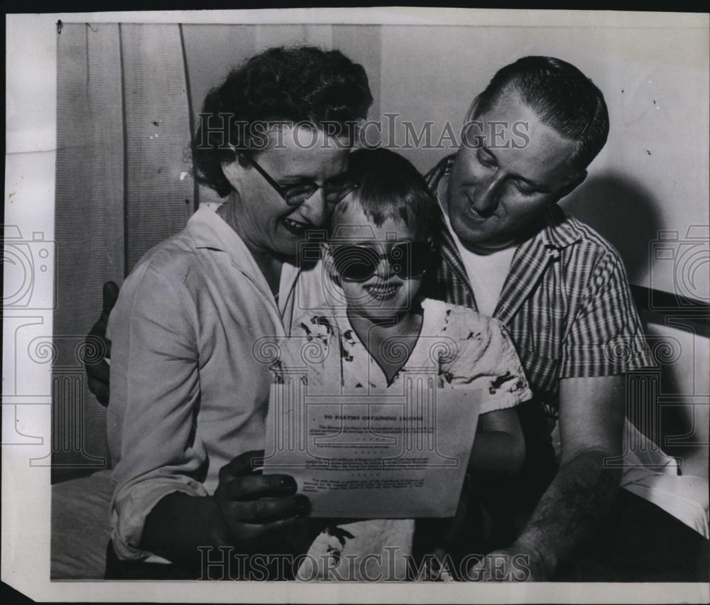 1958 Press Photo Donald Rose Jr, 5 &amp; his parents after eye surgery - RSL89187 - Historic Images