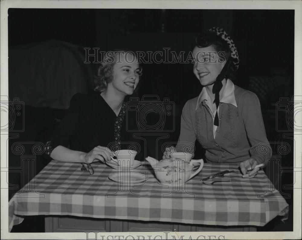 1941 Press Photo Gracie and Billie Worth stars in &quot;Blossom Time&quot; - RSL40023 - Historic Images