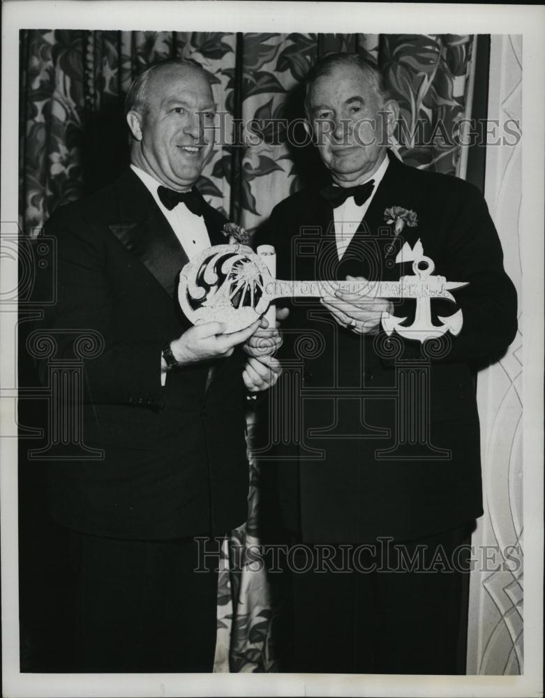 1949 Press Photo Asbury Park Mayor George Smock Vice President Alben Barkley - Historic Images