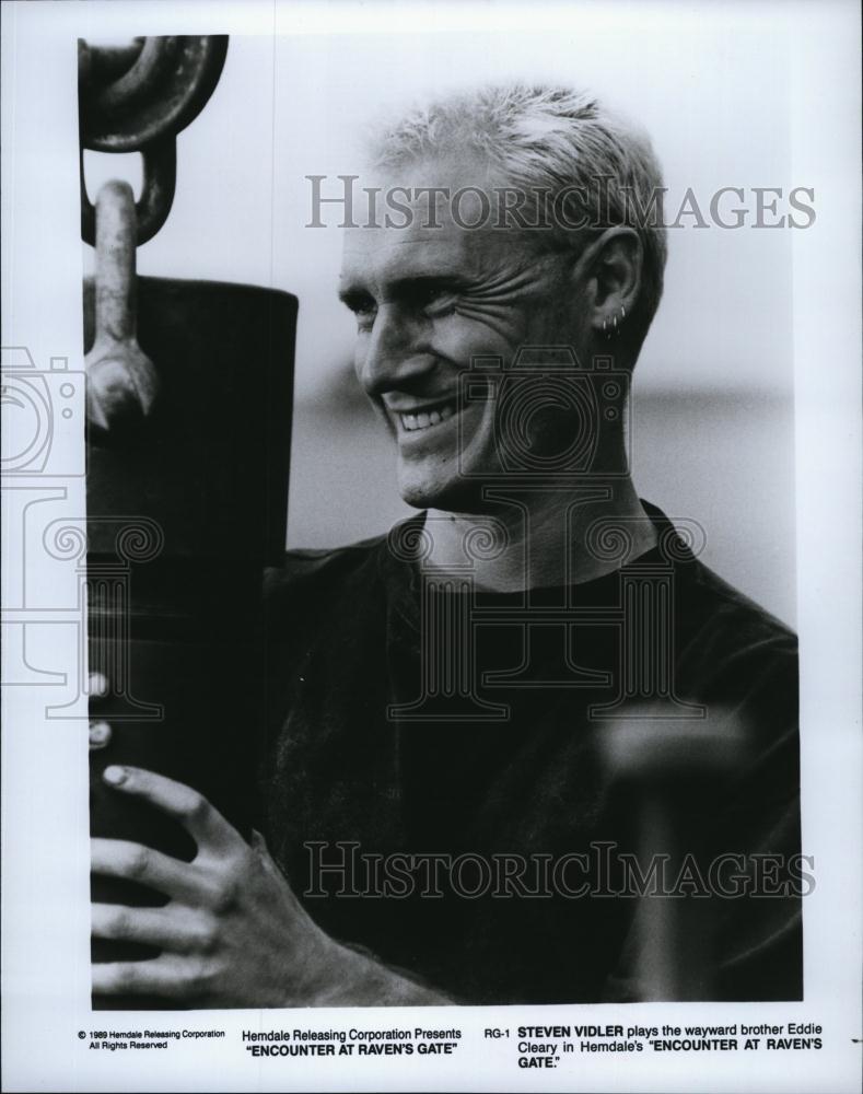 1989 Press Photo Actor Steven Vidler in &quot;Encounter at Raven&#39;s Gate&quot; - RSL78863 - Historic Images