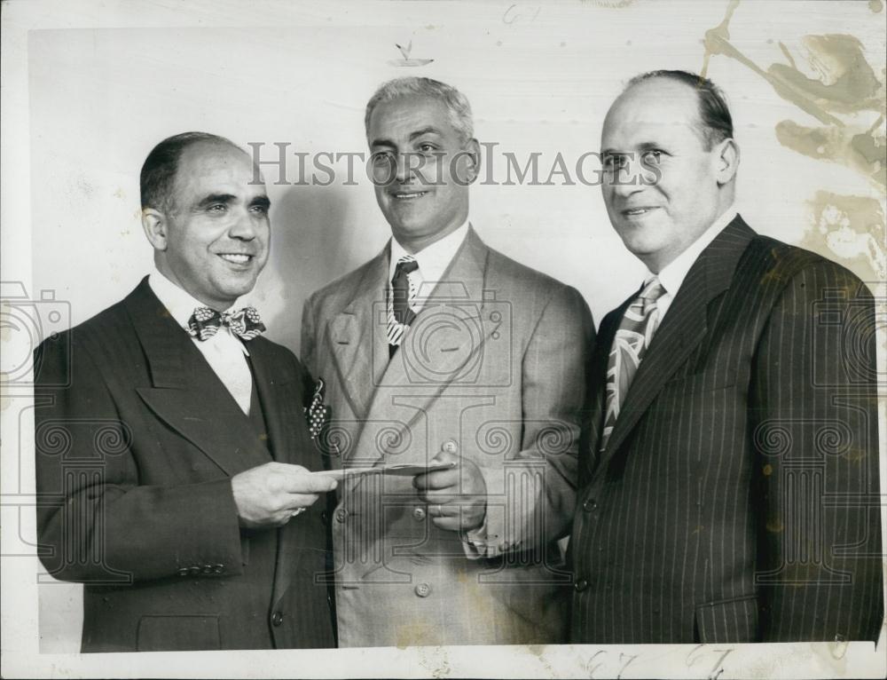 Press Photo Judge Tony Centucchii accepting paper from man in suit - RSL00449 - Historic Images