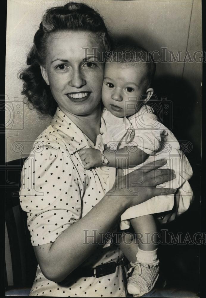 1944 Press Photo Family of LtNathaniel Tomson, wife Mildred and son Rodney - Historic Images