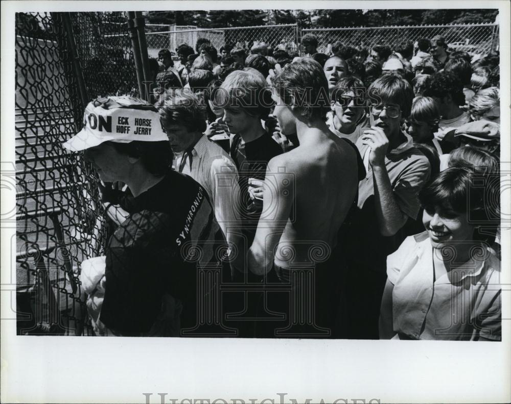 Press Photo Concert Goers Congregate Near Fence - RSL86605 - Historic Images