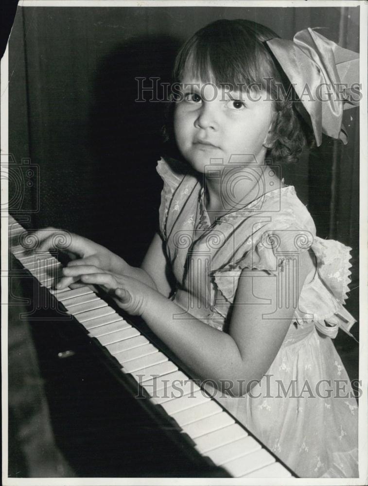 1934 Press Photo Kidnapping Victim June Robles Back Safely at Home - RSL02037 - Historic Images