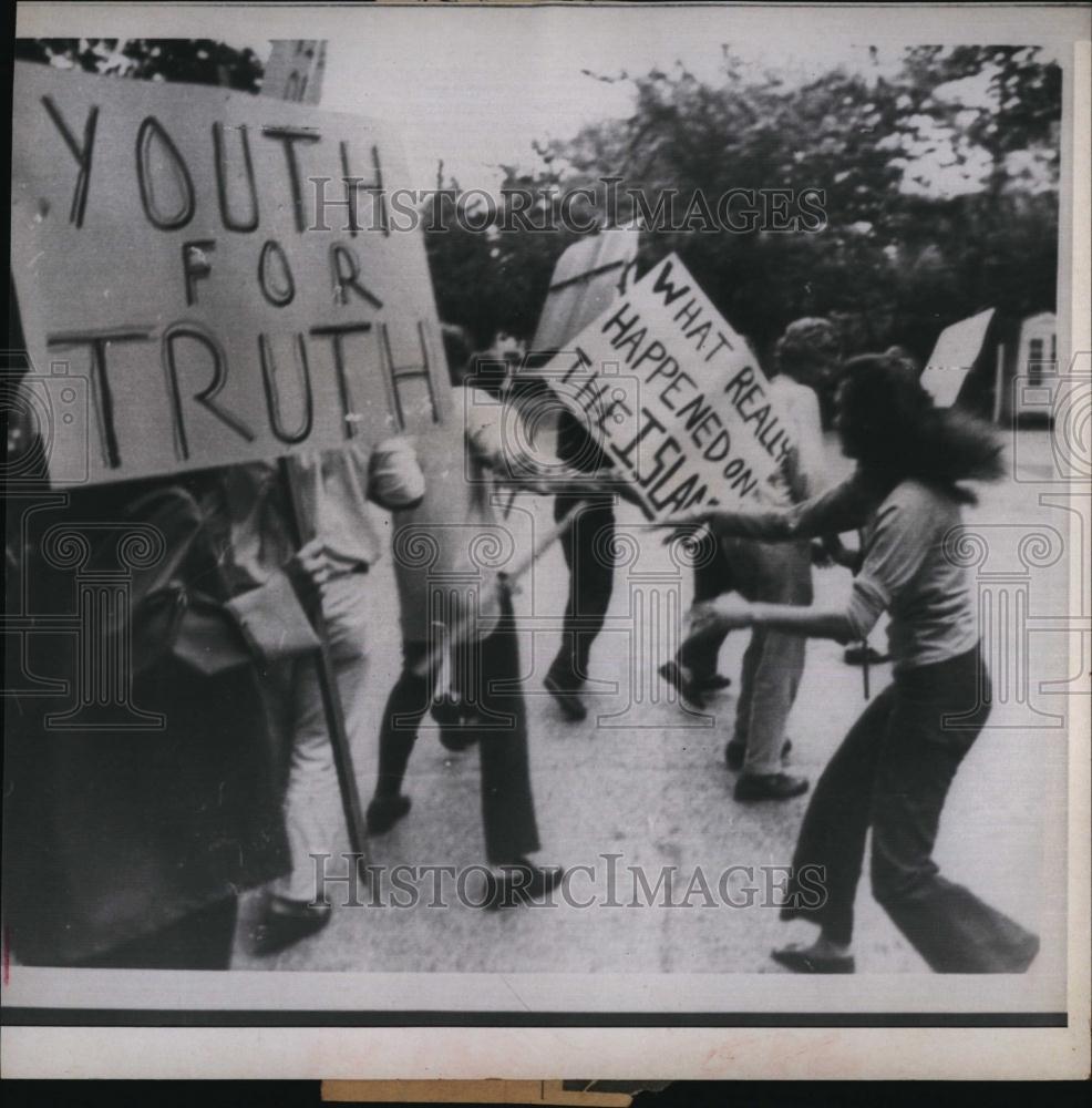 1969 Press Photo Demonstrators picketing the Kennedy compound at Hyannis Port - Historic Images