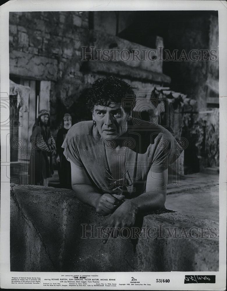 1953 Press Photo Actor Victor Mature in "The Robe" - RSL80957 - Historic Images