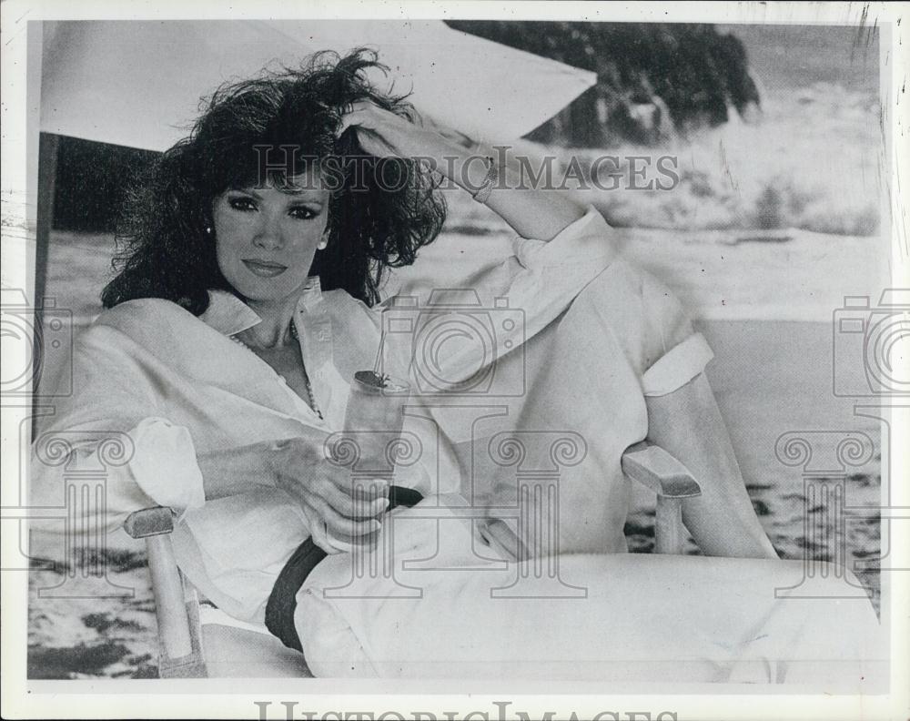 Press Photo Actress, Jacyln Smith in a role on the beach - RSL04843 - Historic Images