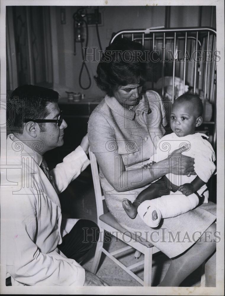 1969 Press Photo Francis Sargent Holds Paul Grant - Dr David Ingall Looks On - Historic Images