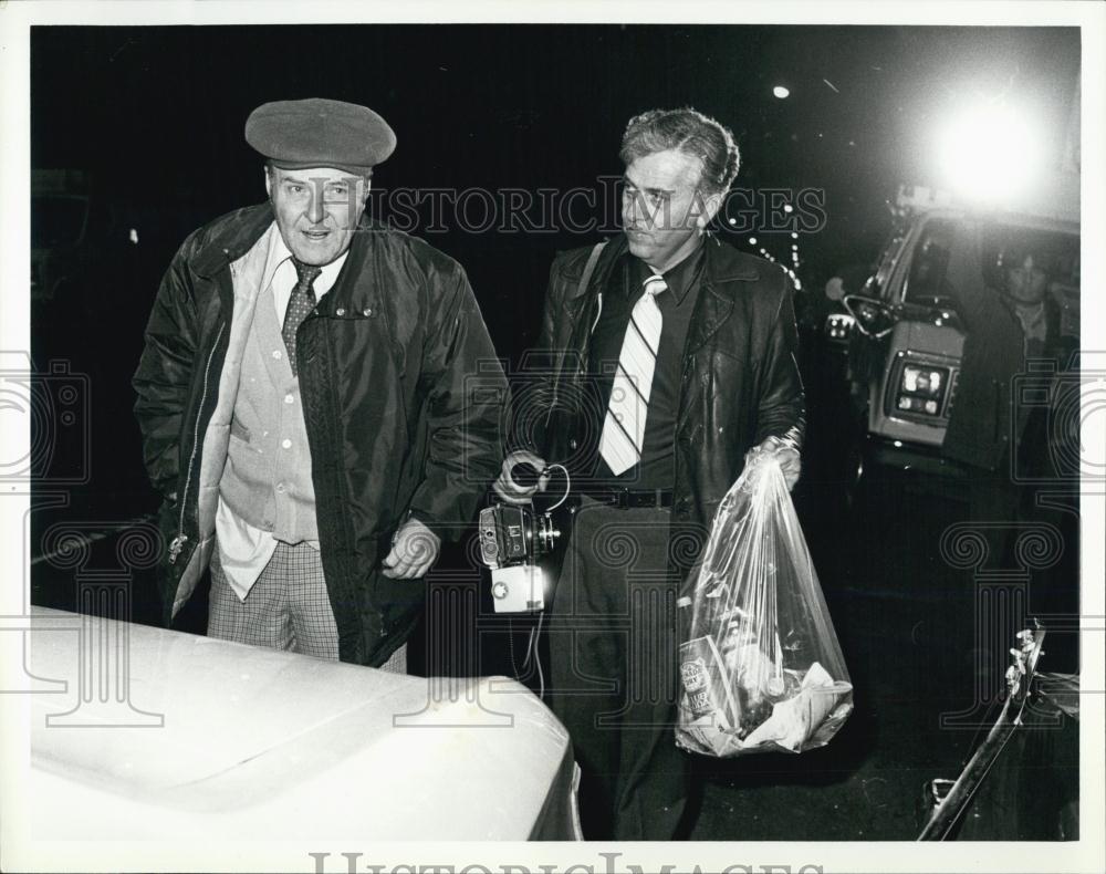 1981 Press Photo Homicide Det at Terry Redlich murder scene in Boston - Historic Images