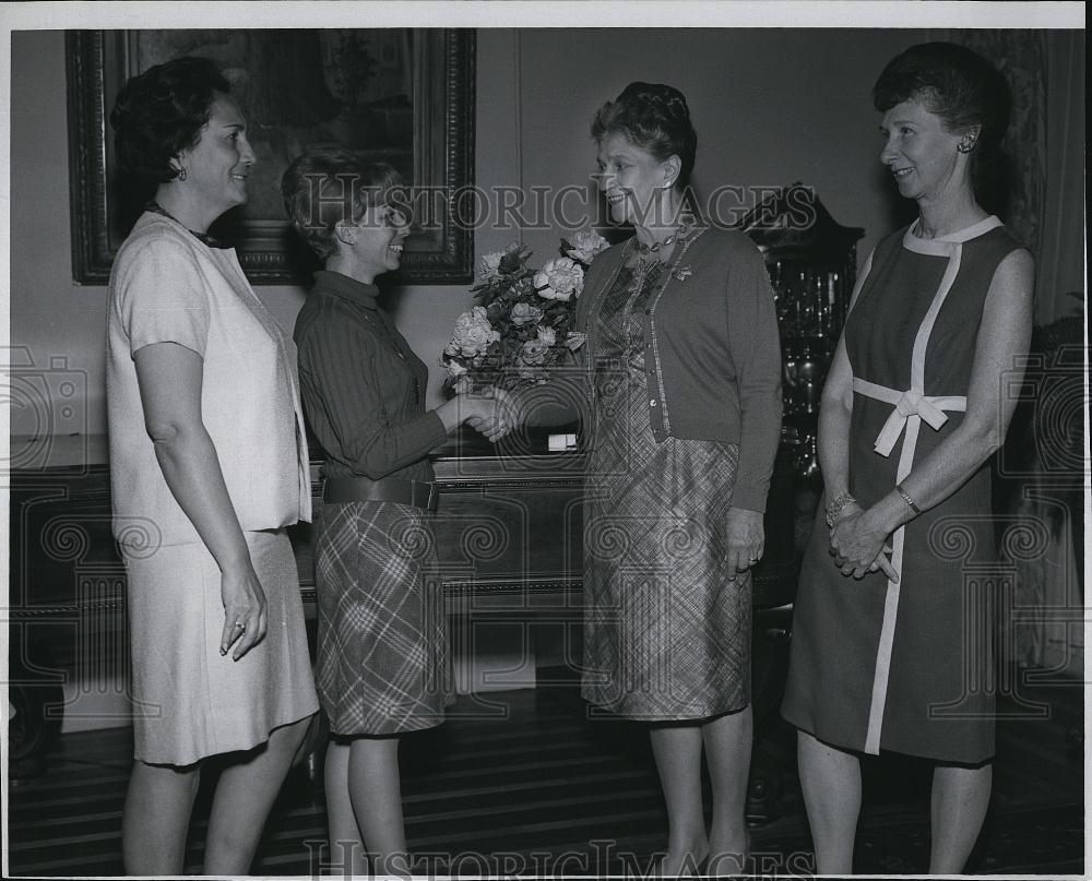 1967 Press Photo Latin American women Mrs Ockenden executive director Kreinheder - Historic Images