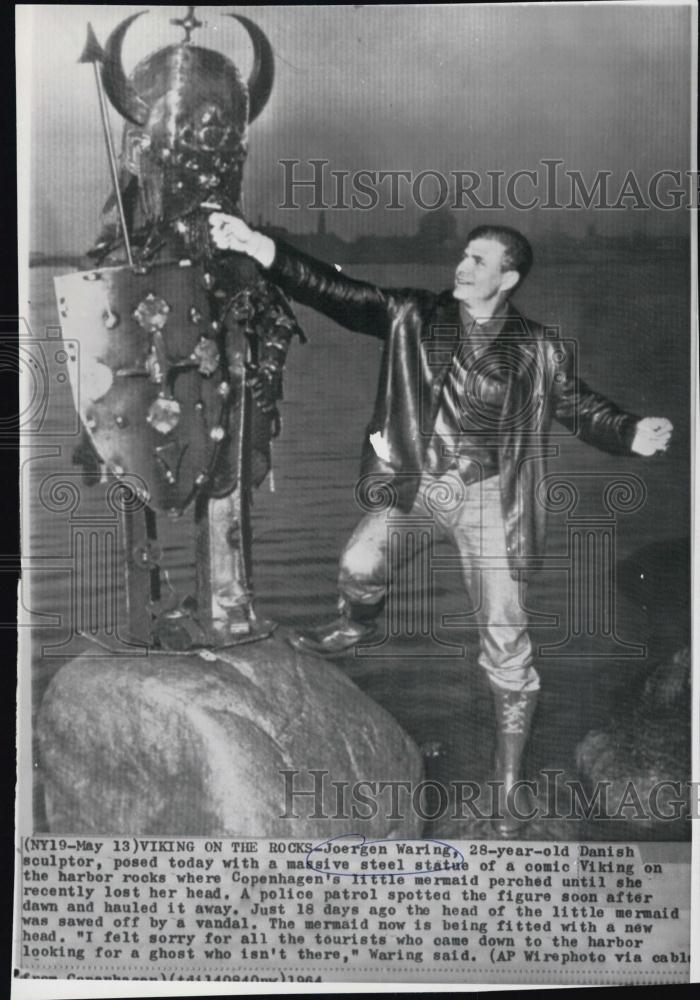 1964 Press Photo Joergen Waring Danish Sculptor Steel Viking Statue - RSL01689 - Historic Images